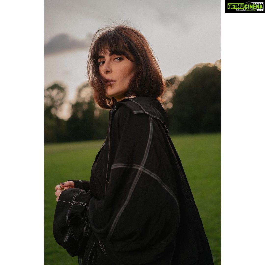 Mandana Karimi Instagram - گوشهای از مصاحبه اختصاصی مجله پُل با ماندانا کریمی سختترین بخش حرفه بازیگری که کمتر کسی از آن باخبر چیست؟ اینکه هیچ وقت نمیدانید زندگی به کجا میرود و برای من که همیشه دنبال برنامه و دانستن هستم، بسیار سخت است. اینکه فیلم بعدی پول خوبی دارد، مردم دوست دارند، پول درمیآورید، معروف میشوید یا نه؟ و این برای شخصیت من بسیار دشوار است. مردم هند چه طرز فکری نسبت به ایرانیها دارند؟ مردم هند از نظر فکری خیلی شبیه به ایرانیان هستند و همین باعث شد بتوانم این همه سال در اینجا بمانم. در مورد خانواده از زندگی تا عشق به آنها، بسیار شبیه به ایرانیان هستند. آنها بسیار مهربان و مهماننواز بوده و کمی مانند ما اهل غذا و مد و … هستند. درباره روتین روزانه خود برایمان بگویید؟ من صبح خیلی زود، یعنی ساعت ۶ بیدار میشوم و ۱۵ دقیقه حرکات کششی انجام میدهم و بعد از آن قهوه مینوشم. گاهیاوقات به باشگاه میروم، ایمیل خود را چک میکنم و ۹ و نیم الی ۱۰ به آفیس خود میروم. من عاشق غذا هستم و در طول روز چهار وعده غذا میخورم . روی میز کارم همیشه پسته، بادام، بیسکوییت، چای و … قرار دارد و شب هم سعی میکنم غذاهای سبکی مانند سالاد بخورم. در طول روز آب زیادی مینوشم تا شکم خود را تمیز نگه دارم، پوستم زیبا باشد و انرژی زیادی در طول روز داشته باشم. پیشنهاد میکنیم حتما مصاحبه جذاب پُل با «ماندانا کریمی» عزیز رو در بیست و دومین شماره از مجله مطالعه کنین و لذت ببرین. (در وبسایت بخش آرشیو مجلات) 🌐 تمام شمارههای مجله پُل رو میتونین از طریق لینک وبسایت (بالای صفحه) مطالعه کنین. www.polmagazine.com 🌎 با پُل ، در ارتباطیم ... 🇮🇷🇹🇷🇺🇸🇨🇦🇬🇪🇬🇧 @polcanada @polgeorgia_ @polmagazineuk @pol.turkey @poltimee . . . . . #polmagazine #مجله_پل #خواننده #موزیک #music #موسیقی #تهران #ایران #عشق #singer #پاپ #کنسرت #آهنگ #iran #هنرمند #کلیپ #صدا #هنر #tehran #ترانه #عاشقانه #هنرمندان #نوازنده #فیلم #گیتار #بازیگر #love #ایرانی #ايران