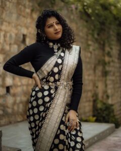 Mangli Instagram - beauty radiates from within.
Stylist : @styledbysumaiah
Outfit: @lakshmireddydesignerstudio
Accessories: @karnikajewelshyd
#mangli #manglisinger #pareshan