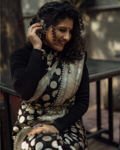 Mangli Instagram - beauty radiates from within.
Stylist : @styledbysumaiah
Outfit: @lakshmireddydesignerstudio
Accessories: @karnikajewelshyd
#mangli #manglisinger #pareshan