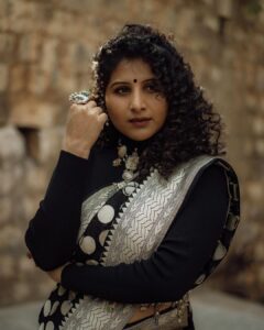 Mangli Instagram - beauty radiates from within.
Stylist : @styledbysumaiah
Outfit: @lakshmireddydesignerstudio
Accessories: @karnikajewelshyd
#mangli #manglisinger #pareshan