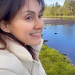 Manjari Fadnnis Instagram - & The hopeless romantic soul in me never gives up 😅… sitting on the lush grass, watching the beautiful River Ness, at Inverness, Scotland… How can I not sing this song playing in my head… 😋 Agar Tum Saath Ho… #sing #romantic #agartumsaathho #tamasha #romanticsoul #soul #singingsoul #inverness #scotland