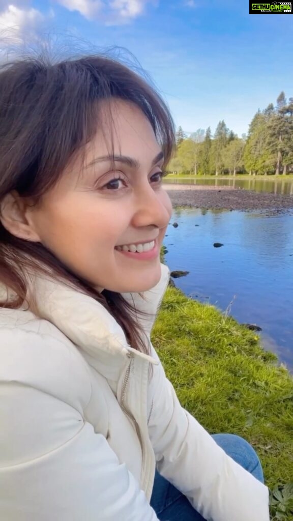 Manjari Fadnnis Instagram - & The hopeless romantic soul in me never gives up 😅… sitting on the lush grass, watching the beautiful River Ness, at Inverness, Scotland… How can I not sing this song playing in my head… 😋 Agar Tum Saath Ho… #sing #romantic #agartumsaathho #tamasha #romanticsoul #soul #singingsoul #inverness #scotland