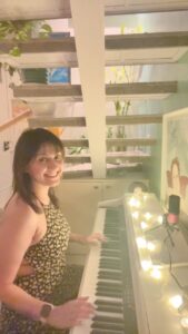 Manjari Fadnnis Instagram - Love this song …. 
Here’s my version of it… hope u all like it 😊 

The original song is from the series Mismatched season 2
Music : Anurag Saikia @anuraag_psychaea 
Originally sung by: Rekha Bharadwaj ❤️😍
@rekha_bhardwaj 
Lyrics : Raj Shekhar @rajshekharis 

#aisekyun #cover #gazal #piano #pianocover #singer #music #musician #calming