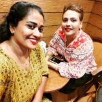 Manju Pathrose Instagram - Dietitian 💛.... അതിലുപരി ഒരു സഹോദരി ..സുഹൃത്ത്.. പോസിറ്റീവ് എനർജി മാത്രം കൊണ്ട് നടക്കുന്ന ഒരു സ്ത്രീ ..എന്തുവേണമെങ്കിലും വിളിക്കാം🥰... 2018 ലാണ് ഞാൻ ആദ്യമായി ലക്ഷ്മി മാഡതിനെ വിളിക്കുന്നത്🙋.. അന്ന് എൻറെ ശരീരഭാരം 87 കിലോ🙆 ..വളരെ മനസ്സ് വിഷമിച്ചാണ് ഞാൻ വിളിച്ചത്😢.. 'ഇതൊക്കെ എന്ത്😏 'എന്ന് ചോദിച്ചു കൊണ്ട് ഒരു കുന്ന് മോട്ടിവേഷൻ എൻറെ തലയിലേക്ക് ഇട്ടു തന്നു😇... എല്ലാദിവസവും വിളിച്ച് തിന്നതിന്റെയും കുടിച്ചതിന്റെയും കാര്യങ്ങളെല്ലാം ചോദിക്കും😛.. കൂടെ കുറെ കൊച്ചു വർത്തമാനങ്ങളും ചിരികളും🤗... രാത്രിയാവുമ്പോൾ ഒന്ന് വിളിക്കും വിശക്കുന്നുണ്ടോ എന്ന് ചോദിക്കും🫂... ആ ചോദ്യം ഒരു ഡയറ്റീഷ്യന്റെ ആയിട്ട് തോന്നുകയേയില്ല... നമ്മളെ കരുതുന്ന ആരോ ഒരാൾ 🫂... അങ്ങനെ മാഡം പറയുന്നതിനനുസരിച്ച് വയറു നിറയെ ഭക്ഷണം കഴിച്ച് ഞാനെൻറെ ഡയറ്റ് തുടങ്ങി...,.🤗 വെറും മൂന്നുമാസം കൊണ്ട് എന്റെ വെയിറ്റ് 75 കിലോയായി💪.. ഫോണിലൂടെ കോൺടാക്ട് ഉണ്ടായിരുന്നെങ്കിലും ഇന്നാണ് പക്ഷേ ഞങ്ങൾ നേരിട്ട് കണ്ടത്😍😍 ... ആദ്യമായിട്ടായിരിക്കും ഒരാൾ ഒറ്റപ്പെടുമ്പോഴും ഡിപ്രഷനിലേക്ക് പോകുന്നു എന്ന് തോന്നുമ്പോഴും ഒരു ഡയറ്റീഷ്യനെ വിളിക്കുന്നത്..🤗 നിലവിളിച്ചുകൊണ്ടു വരെ ഞാൻ വിളിച്ചിട്ടുണ്ട്😢... അപ്പോഴെല്ലാം ക്ഷമയോടെ ഞാൻ പറയുന്നത് മുഴുവൻ കേൾക്കും... ധൈര്യമായിരിക്കാൻ പറയും 🫂🫂.. ഒരുപാട് ഒരുപാട് സ്നേഹം ഒരുപാട് ഒരുപാട് സ്നേഹം....💛💛💛💛