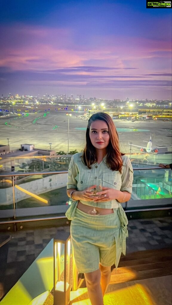 Mansi Srivastava Instagram - About flights , sky and moments 🍷 #sundowner At @fairfieldbymarriottmumbai 💙 Summer feels sunset outfit by @barrooni.in