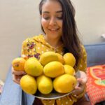 Mansi Srivastava Instagram – khaaas आम 🥭 🥭🥭🥭🥭🥭
courtesy my lovely neighbours 
@ruchi90 and @amit_pal28 and the cutest @prettypumpkin12_arayna who gave a nod for it 😅 ❤️❤️❤️