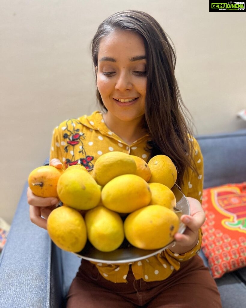 Mansi Srivastava Instagram - khaaas आम 🥭 🥭🥭🥭🥭🥭 courtesy my lovely neighbours @ruchi90 and @amit_pal28 and the cutest @prettypumpkin12_arayna who gave a nod for it 😅 ❤️❤️❤️