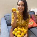 Mansi Srivastava Instagram – khaaas आम 🥭 🥭🥭🥭🥭🥭
courtesy my lovely neighbours 
@ruchi90 and @amit_pal28 and the cutest @prettypumpkin12_arayna who gave a nod for it 😅 ❤️❤️❤️