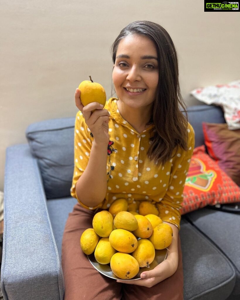 Mansi Srivastava Instagram - khaaas आम 🥭 🥭🥭🥭🥭🥭 courtesy my lovely neighbours @ruchi90 and @amit_pal28 and the cutest @prettypumpkin12_arayna who gave a nod for it 😅 ❤️❤️❤️