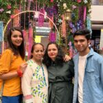 Mansi Srivastava Instagram – Bright and sunny day out with family 💙☀️☀️☀️

@sheril._dawra @geeta_dawra @jntejwani @_.dawra._ (no thanks ) 

💙💙💙💙

#ootd 

@aadews__ 
Pr @maverick.communication01