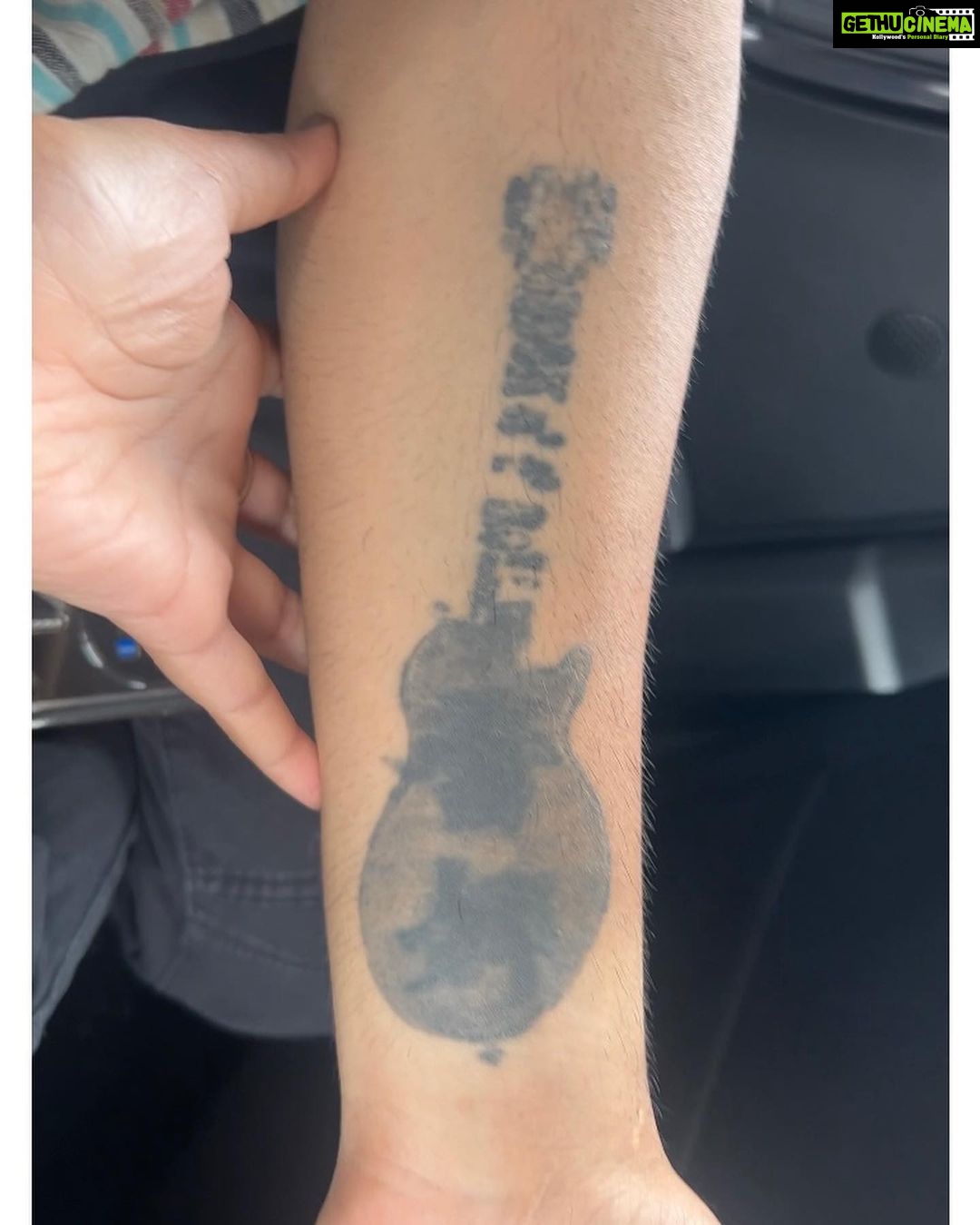 Mansi Srivastava Instagram - Yeh sirf tattoo nahi ! Yeh Art hai Art !! (In Deepika padukone’s voice ) And specially when u have to cover up an old tattoo and make it look like a brand new one . Beautifully and patiently done by by @alienstattooindia @_darshansoni Designed by Sameer Check out the link in Bio for the whole VLOG Big thanks to @nehalaxmi_ @effectiveatul @anusrrivastava to give us company that day and made this day very interesting for us 😎😜
