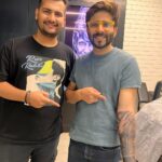 Mansi Srivastava Instagram - Yeh sirf tattoo nahi ! Yeh Art hai Art !! (In Deepika padukone’s voice ) And specially when u have to cover up an old tattoo and make it look like a brand new one . Beautifully and patiently done by by @alienstattooindia @_darshansoni Designed by Sameer Check out the link in Bio for the whole VLOG Big thanks to @nehalaxmi_ @effectiveatul @anusrrivastava to give us company that day and made this day very interesting for us 😎😜