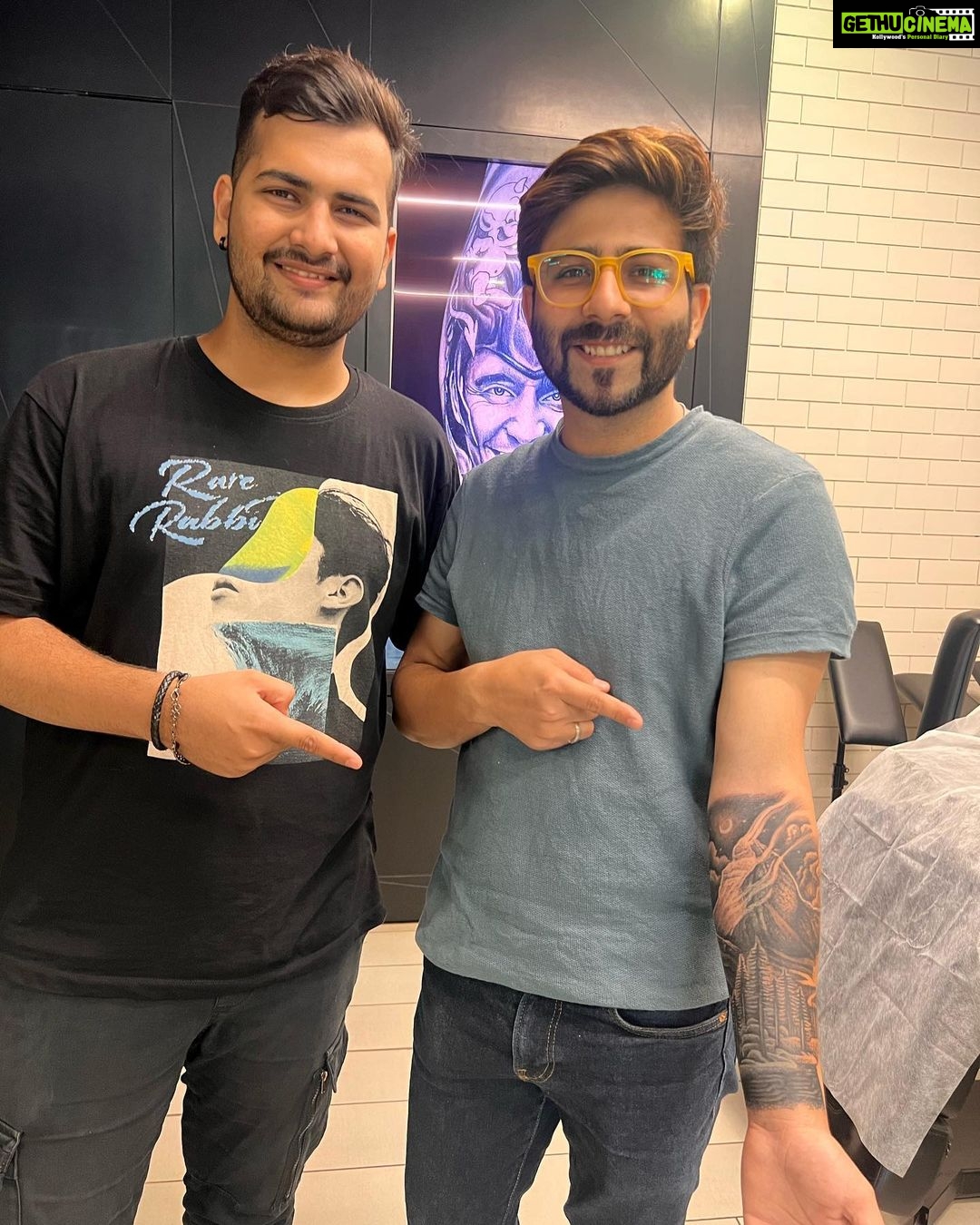 Mansi Srivastava Instagram - Yeh sirf tattoo nahi ! Yeh Art hai Art !! (In Deepika padukone’s voice ) And specially when u have to cover up an old tattoo and make it look like a brand new one . Beautifully and patiently done by by @alienstattooindia @_darshansoni Designed by Sameer Check out the link in Bio for the whole VLOG Big thanks to @nehalaxmi_ @effectiveatul @anusrrivastava to give us company that day and made this day very interesting for us 😎😜