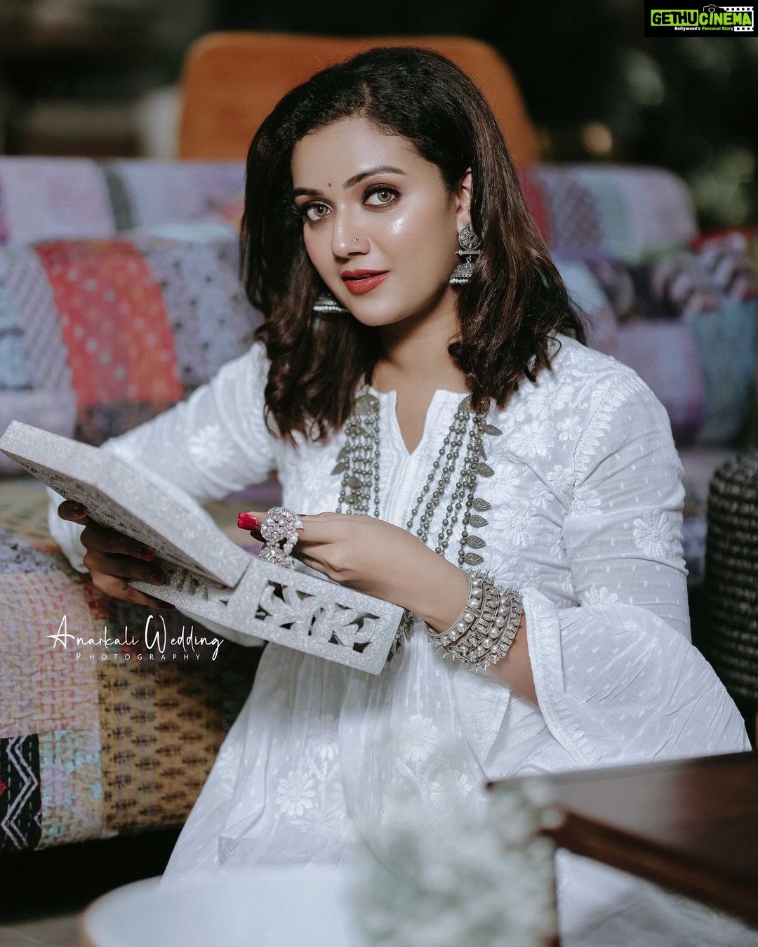 Mareena Michael Kurisingal Instagram - Phototaken @anarkali_wedding_photography Mua @nashash_makeover Dress @chikankariaffair Ornaments @simple_look33