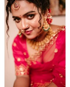 Mareena Michael Kurisingal Instagram - ❤️make up and styling @ashif_marakkar 
photography @_psychofotographer_ 
costume @kanakadara_ 
jewellery @anokhi_priyakishore 
location @voye_homes 

#bidereels #trending #actress #mallu #malayalam #telugu #telugucinema #teluguactress