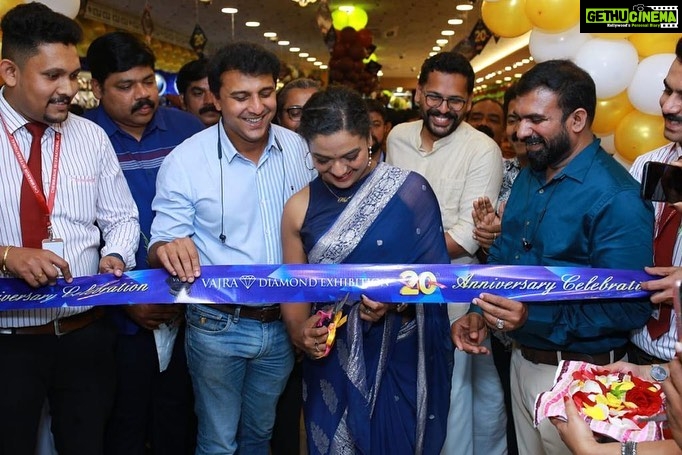 Mareena Michael Kurisingal Instagram - inaugrated chemmanur international jewellery ottapalam vajra diamond exibition nd gold fest conducted for their 20th anvrsry celebration saree @meadow_by_priyanka #chemmanur #chemmanurjewellers