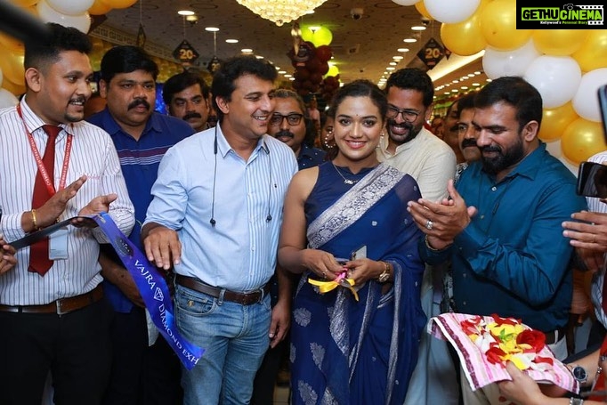 Mareena Michael Kurisingal Instagram - inaugrated chemmanur international jewellery ottapalam vajra diamond exibition nd gold fest conducted for their 20th anvrsry celebration saree @meadow_by_priyanka #chemmanur #chemmanurjewellers