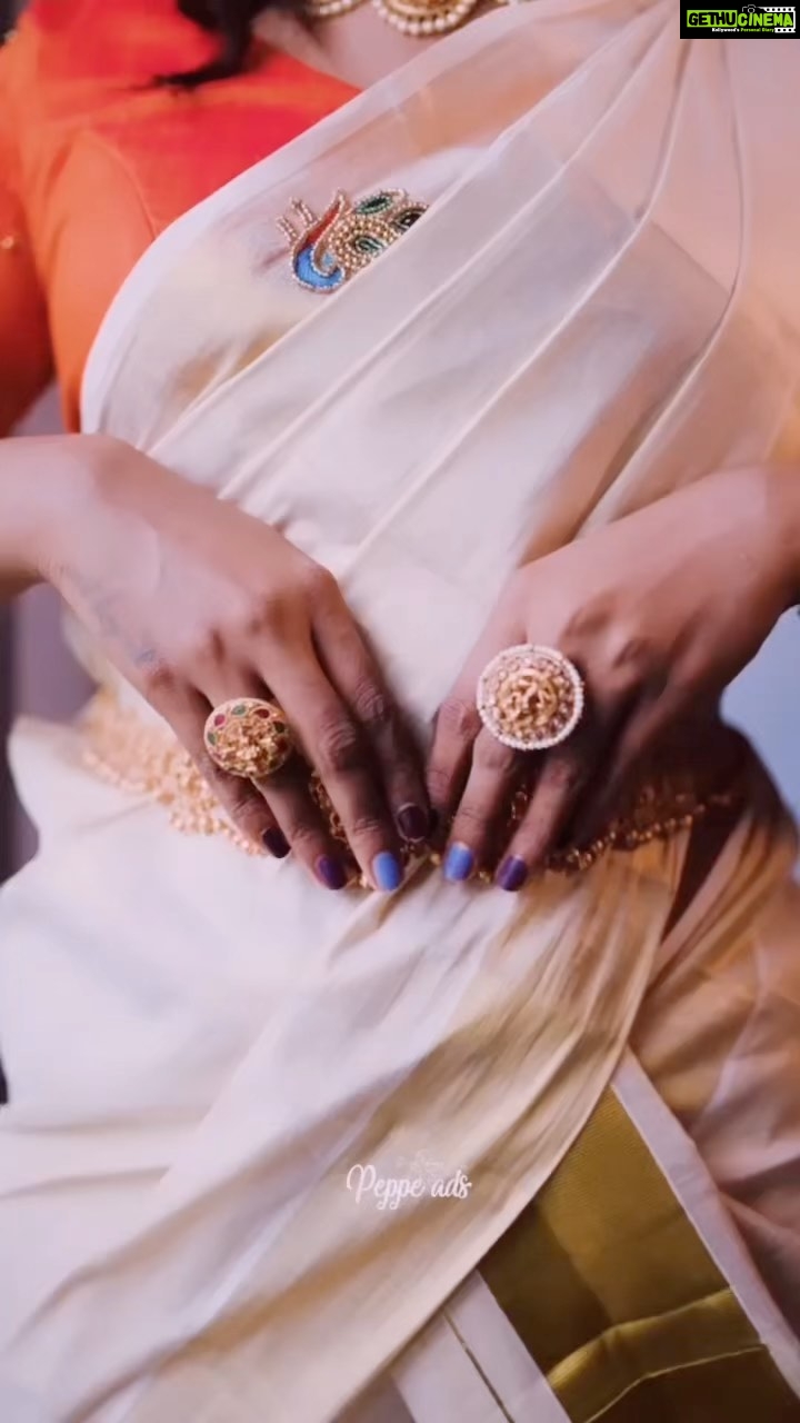Mareena Michael Kurisingal Instagram - Thank you so much for an amazing video mam. As always you look beautiful and pretty ♥️✨ We wish best HAPPY ONAM for you and your family . @mareenamichaelkurisingal . . #celebrity #malayalam #malayalamcelebrity #mia #mareenamichaelkurisingal #ownyourtradition #fashion #dhavani #halfsaree #dress Ernakulam City, Kerala