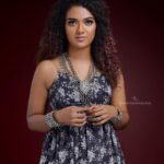 Mareena Michael Kurisingal Instagram - @mareenamichaelkurisingal wearing Trendy knee length sleeveless frock by @swayamvarasilksindia . . In Frame : @mareenamichaelkurisingal Photography : @director_aniesh_upaasana @aniesh_upaasana_studio In association with @redfmmalayalam Makeup : @vijilsmakeover Styling : @leirakuncysiby Jewellery : @ladies_planet_rental_jewellery @saltstudio . #swayamvarasilks #malayalamactress #sareelovers #sareelove #photoshoot #celebrity #sareestyle #sareeactress #sareedraping #gown #christianwedding #mareena #mareenamichaelkurisingal #mareenamichael #saree #hinduwedding #weddingsaree #frock #frocks #frocksforwomen