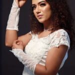 Mareena Michael Kurisingal Instagram - In Frame : @mareenamichaelkurisingal Cuts : @sachinmohandasphotography @the_mallu_wedding_filmer Makeup : @neethu_makeupartist @vijilsmakeover @rich_look_makeovers Styling : @leirakuncysiby Jewellery : @ladies_planet_rental_jewellery @silver_andsalt . #swayamvarasilks #malayalamactress #gayu #sareelovers #sareelove #photoshoot #celebrity #gayatrisuresh #sareestyle #sareeactress #sareedraping #gown #christianwedding #mareena #reels #mareenamichaelkurisingal #mareenamichael #weddinggown #hinduwedding #weddingsaree