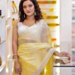 Mareena Michael Kurisingal Instagram - 🌻🌼 saree @thehanger.boutique makeup @nashash_makeover photography @jithuanarkali