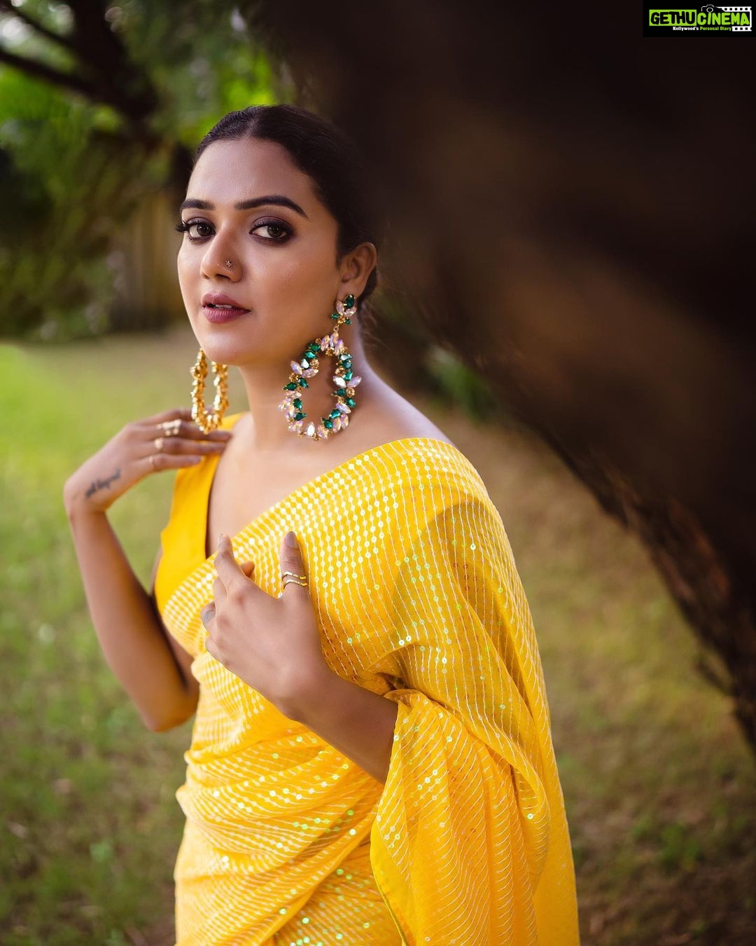 Mareena Michael Kurisingal Instagram - when u can't find the sunshine,be the sunshine Makeup & styling : @ashif_marakkar Photography: @_psychofotographer_ Wearing : @globe_collectionss Jewelleries : @thinkal__fashionbay Location: @voyehomes