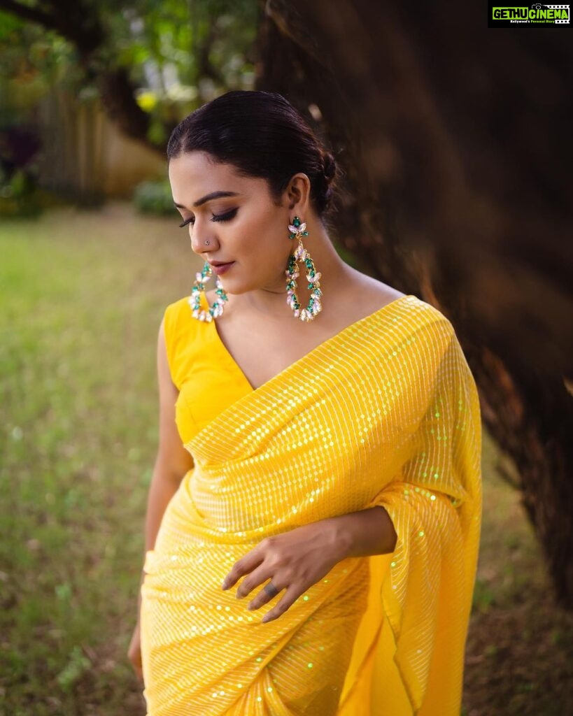 Mareena Michael Kurisingal Instagram - Gorgeous @mareenamichaelkurisingal all set to rock the party😍✨ I’ve given her a soft glam look , a brown smokey eye and feathered bronzed cheeks to merge with the saree and a nude brown lips , isn’t she looking ethereal 😍✨ This Beautiful yellow sequence saree from @globe_collectionss is giving her whole party mood 😍, paired with statement earrings from @thinkal__fashionbay 🥰 This mesmerising photo captured by dear friend @_psychofotographer_ , you made her sparkle 😍 Styling and makeup by yours truthfully 🙈✨ Location : @voye_homes thank you for the amazing service ✨ #mareenamichaelkurisingal #ashifmarakkar #mollywoodstyle #celebritystyle #ashifmarakkarmakeup #yellow #partylook Kochi, India