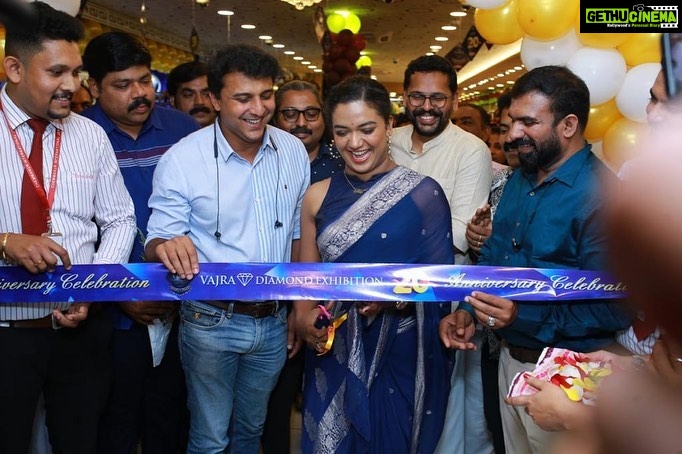 Mareena Michael Kurisingal Instagram - inaugrated chemmanur international jewellery ottapalam vajra diamond exibition nd gold fest conducted for their 20th anvrsry celebration saree @meadow_by_priyanka #chemmanur #chemmanurjewellers
