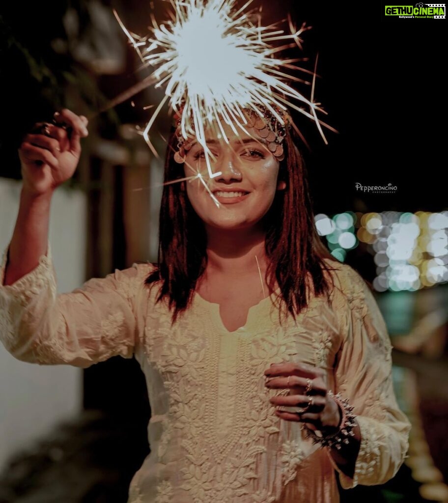 Mareena Michael Kurisingal Instagram - Happy diwali evryone Photography @beniveesjo Costume @chikankariaffair