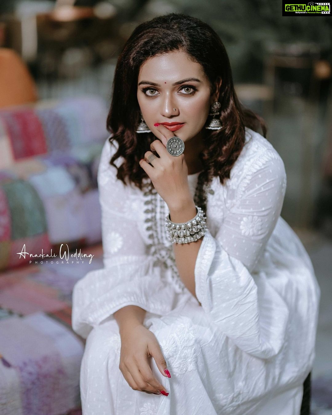 Mareena Michael Kurisingal Instagram - Photo taken@anarkali_wedding_photography Mua @nashash_makeover Ornaments @simple_look33 Dress @chikankariaffair