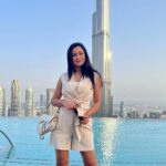 Maryam Zakaria Instagram - I like to play with my hair day & night 😜🔥 📍Cevali Dubai Outfits @veromodaindia Outfits @urbanic_in . . #dubai #nightout #fashionstyle #glam CeLaVi