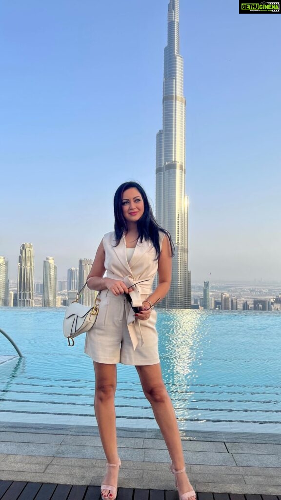 Maryam Zakaria Instagram - I like to play with my hair day & night 😜🔥 📍Cevali Dubai Outfits @veromodaindia Outfits @urbanic_in . . #dubai #nightout #fashionstyle #glam CeLaVi
