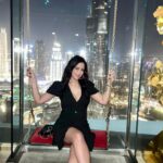 Maryam Zakaria Instagram - Fabulous dress for the beautiful place 🖤✨😍 . . #celavidubai #beautifulview #dubai #reelsinstagram #blackdress #glam #burjkhalifa CeLaVi