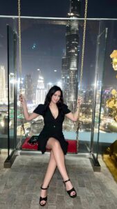 Maryam Zakaria Instagram - Fabulous dress for the beautiful place 🖤✨😍 . . #celavidubai #beautifulview #dubai #reelsinstagram #blackdress #glam #burjkhalifa CeLaVi