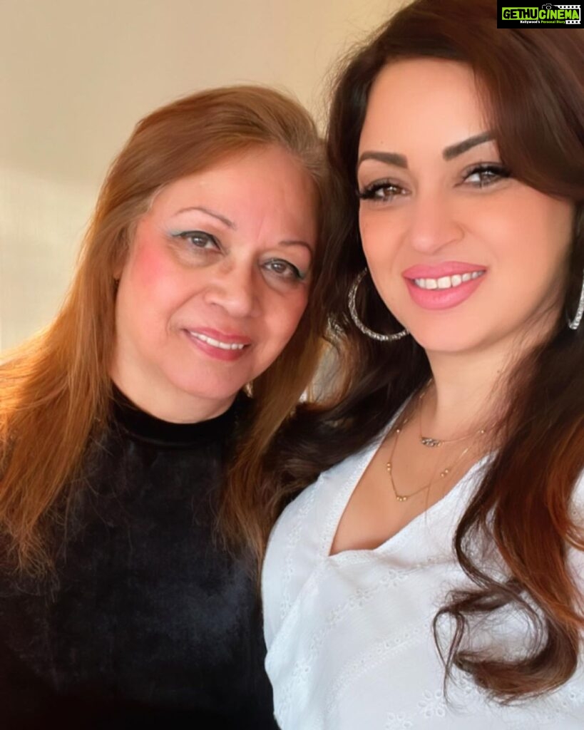 Maryam Zakaria Instagram - Happy birthday to my beautiful, kind and loving mom 🥳🎂🌹 Wishing you lots of love and happiness. May all your dreams come true. I miss and love you so much❤️❤️❤️ #happybirthday #mother #iloveyou