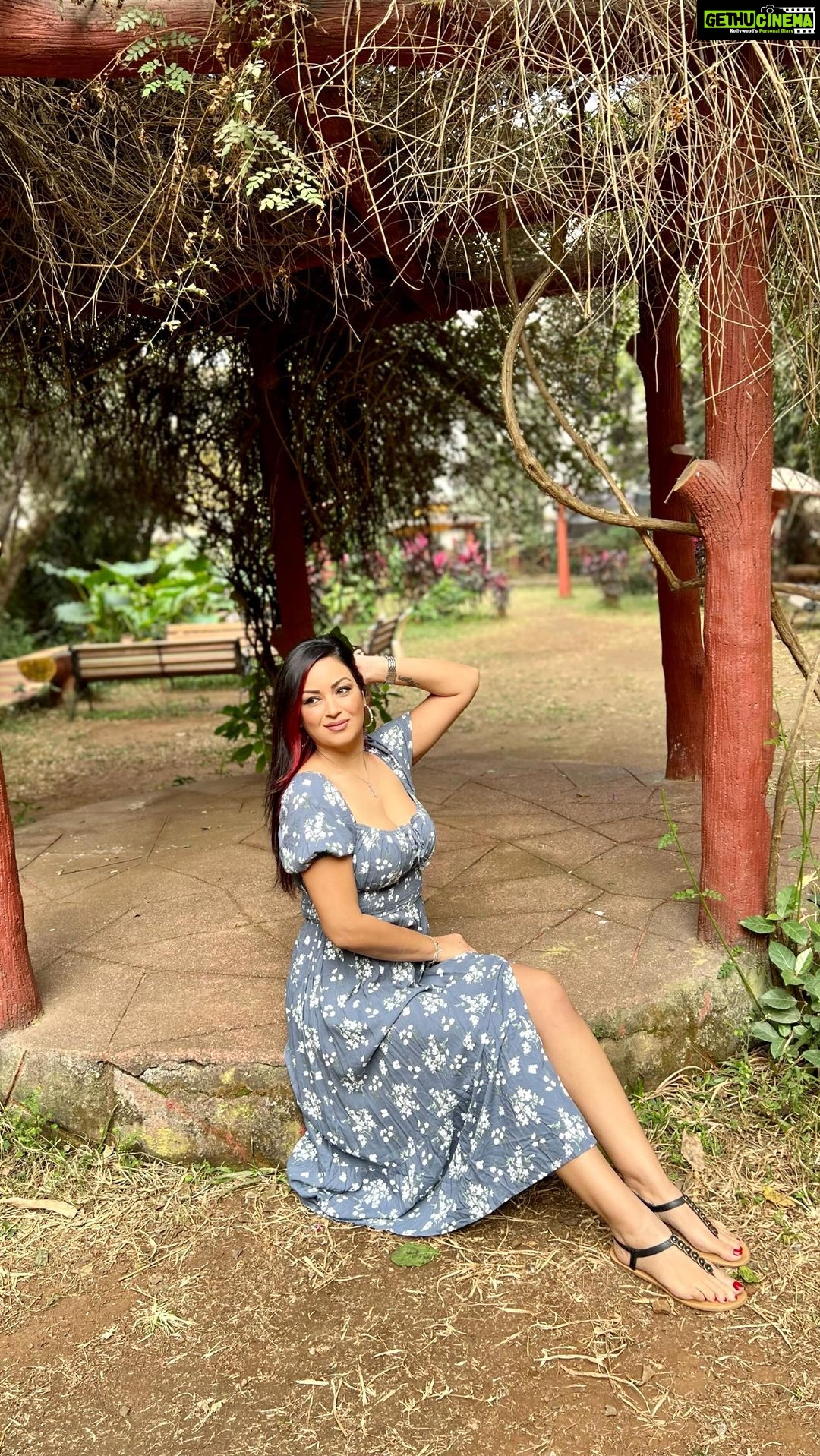 Maryam Zakaria Instagram - CALM DOWN 🎻 in Persian Dance style 💃 . . #calmdown #persiandance #reelsinstagram #iranian #reelitfeelit #dancereels #redhighlights
