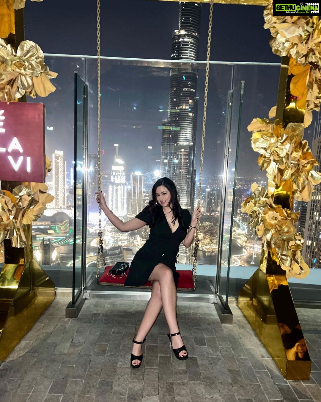 Maryam Zakaria Instagram - My favourite place for 📸 🔥 . . #dubai #traveldiaries #celavi #beautifulplace #blackdress #fashionstyle #glam CeLaVi