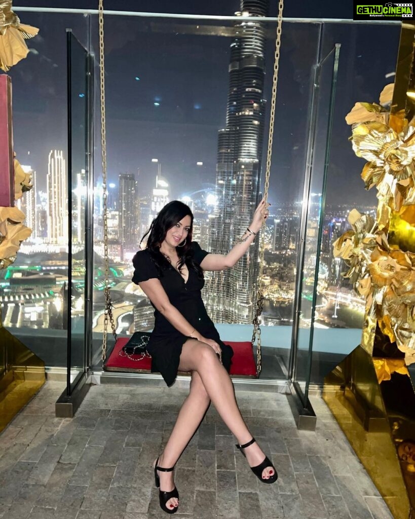 Maryam Zakaria Instagram - My favourite place for 📸 🔥 . . #dubai #traveldiaries #celavi #beautifulplace #blackdress #fashionstyle #glam CeLaVi