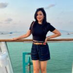 Maryam Zakaria Instagram - Smiles are always in style 😀❤️‍🔥 Outfit @zara Sandal @hermes . . #smile #travel #cruise #trendingreels #reelitfeelit #womenfashion Cordelia Cruises