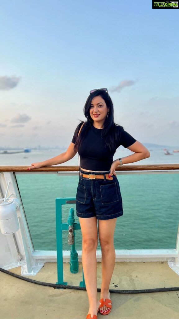 Maryam Zakaria Instagram - Smiles are always in style 😀❤️‍🔥 Outfit @zara Sandal @hermes . . #smile #travel #cruise #trendingreels #reelitfeelit #womenfashion Cordelia Cruises