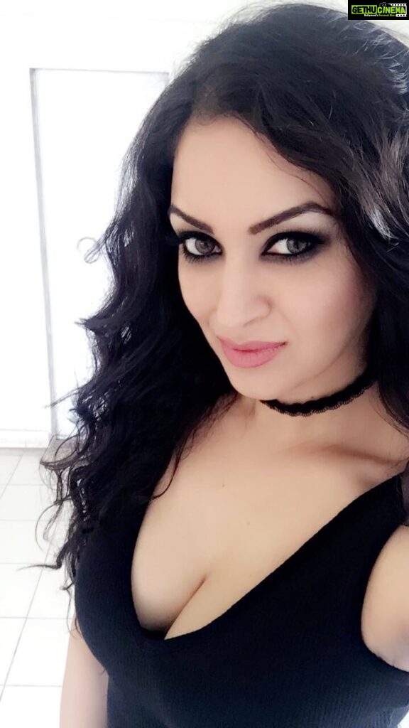 Maryam Zakaria Instagram - It’s been a while I did this Smokey eyes make up with grey colour lenses. I should plan this look again what you say guys yes or no? ☺️ . . #smokeyeyes #makeup #photography #reelitfeelit #curlyhair #people #glam #explore