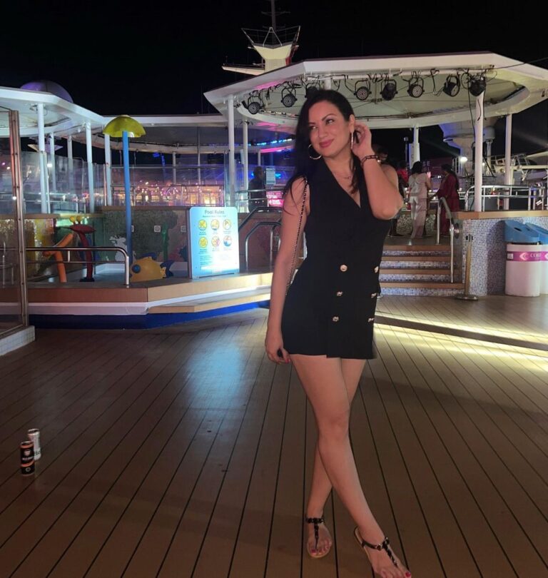 Maryam Zakaria Instagram - 🖤 . . #ootd #blackoutfit #cruise Cordelia Cruises