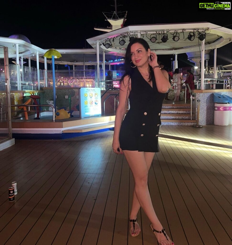 Maryam Zakaria Instagram - 🖤 . . #ootd #blackoutfit #cruise Cordelia Cruises