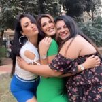 Maryam Zakaria Instagram - What are you girls gossiping about let’s dance 💃😂😘 . . #dancereels #friendshipgoals #explore #reelitfeelit #glam #trendingreels
