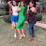Maryam Zakaria Instagram - This trend in our style 🔥✨ . . #trend #explore #friendship #reelitfeelit #transition #glam #reelswithmz #maryamzakaria #explore