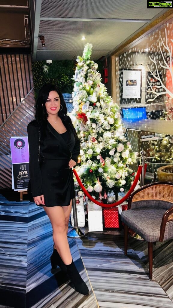 Maryam Zakaria Instagram - I’m always ready to pose for the camera 📸😜 #blackdress #pose #christmas #reelitfeelit #funny #glam #reelswithmz #maryamzakaria