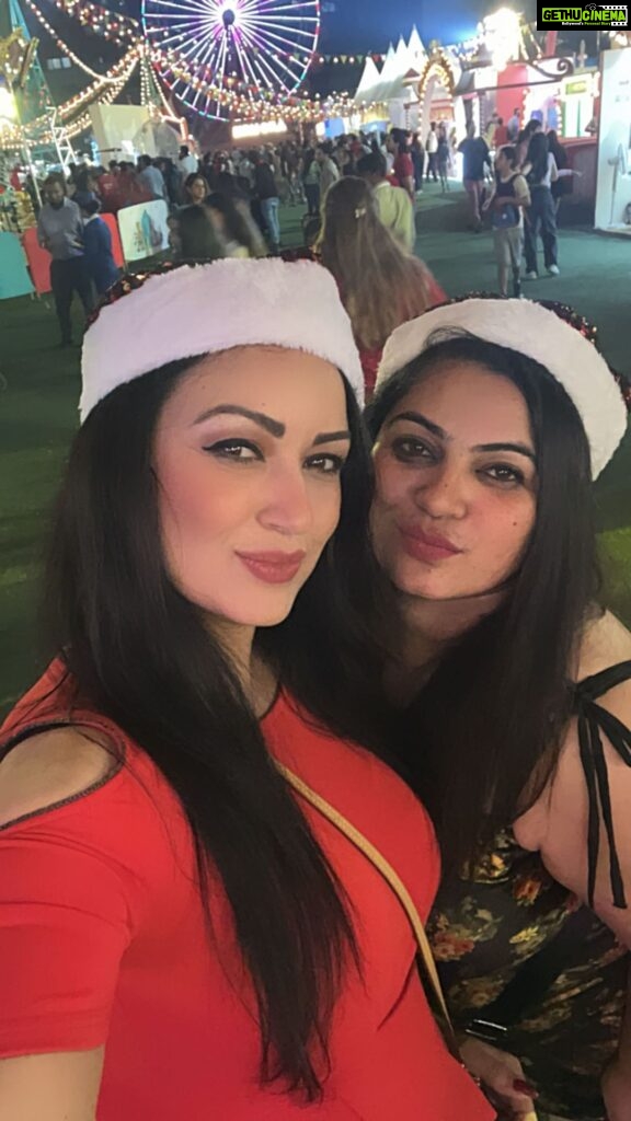 Maryam Zakaria Instagram - Merry Christmas everyone 🎄🌟😘 📍Jio Garden We shot this dance without the music give us likes as we managed to sync our dance 😁😘 . #merrychristmas #reelitfeelit #friendshipgoals #jiogarden #reelswithmz #maryamzakaria