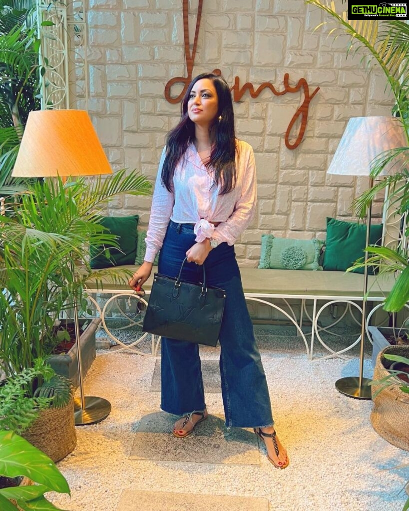 Maryam Zakaria Instagram - Friday vibes ❤️ . . #outfitoftheday #fridayvibes #stylish #fashionista #pose