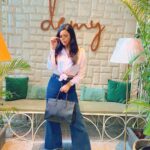 Maryam Zakaria Instagram - Friday vibes ❤️ . . #outfitoftheday #fridayvibes #stylish #fashionista #pose
