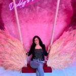 Maryam Zakaria Instagram - Just found the right place to click pictures, love the vibe here 💗 . . #pink #photoshoot #pinkdecor #pose #maryamzakaria Sugardaddy Bistro